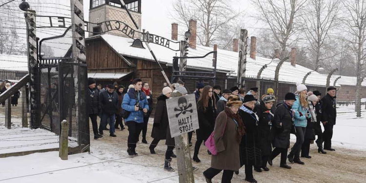 Los ex presos y sus invitados llegan para la ceremonia que marca el 74 aniversario de la liberación de KL Auschwitz-Birkenau, en Oswiecim, Polonia, el 27 de enero de 2019. (Czarek Sokolowski / AP)
