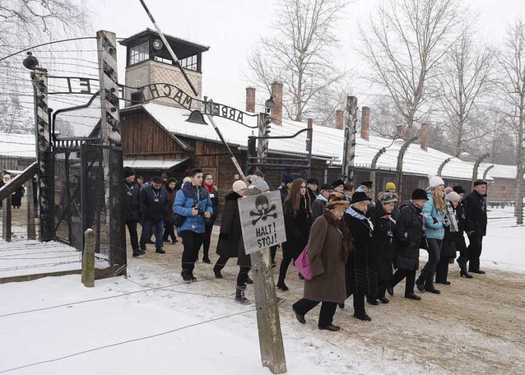 Los ex presos y sus invitados llegan para la ceremonia que marca el 74 aniversario de la liberación de KL Auschwitz-Birkenau, en Oswiecim, Polonia, el 27 de enero de 2019. (Czarek Sokolowski / AP)