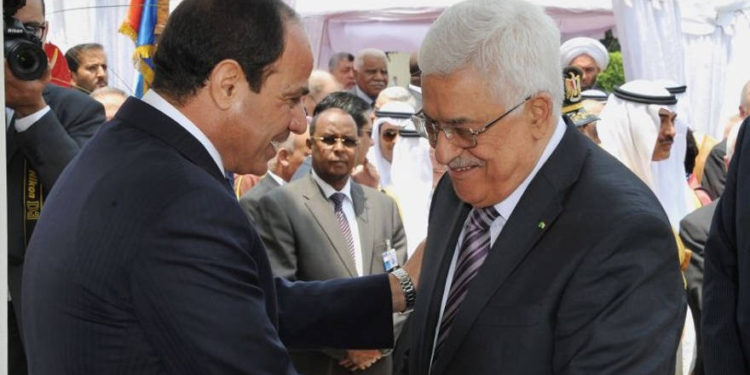 El presidente egipcio Abdel-Fattah el-Sissi, a la izquierda, saluda al presidente de la Autoridad Palestina, Mahmoud Abbas, durante su ceremonia de inauguración en el palacio presidencial en El Cairo, Egipto, el 8 de junio de 2014. (AP / MENA)