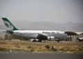 Un avión de la aerolínea privada iraní, Mahan Air aterriza en el aeropuerto internacional de Sanaa, Yemen, el 1 de marzo de 2015. (Hani Mohammed / AP)