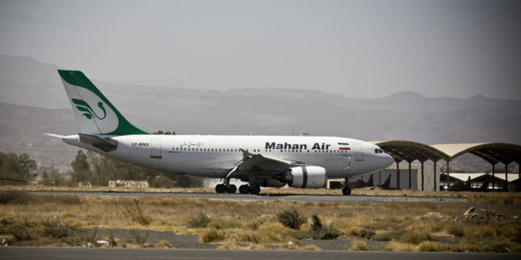 Un avión de la aerolínea privada iraní, Mahan Air aterriza en el aeropuerto internacional de Sanaa, Yemen, el 1 de marzo de 2015. (Hani Mohammed / AP)