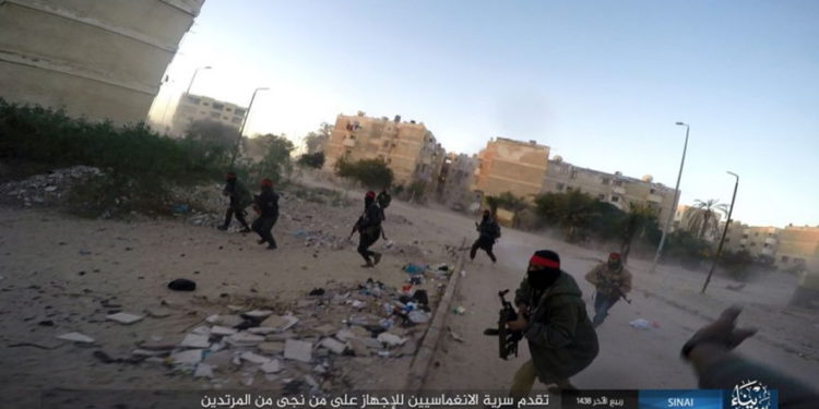 Foto que muestra un ataque mortal de terroristas del Estado islámico en un puesto de control de la policía egipcia, publicado en un sitio web para compartir archivos el 11 de enero de 2017. (Grupo del Estado Islámico en Sinaí, a través de AP)