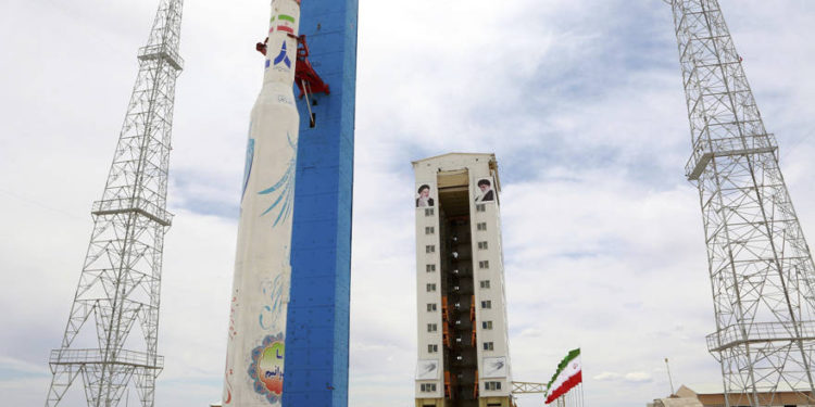 Esta imagen, publicada por el sitio web oficial del Ministerio de Defensa iraní el jueves 27 de julio de 2017, afirma mostrar el cohete Simorgh que porta satélites en el Centro Nacional Espacial Imam Khomeini en un lugar no revelado, Irán. (Ministerio de Defensa iraní a través de AP)