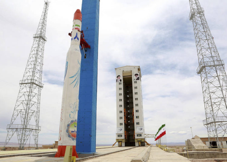 Esta imagen, publicada por el sitio web oficial del Ministerio de Defensa iraní el jueves 27 de julio de 2017, afirma mostrar el cohete Simorgh que porta satélites en el Centro Nacional Espacial Imam Khomeini en un lugar no revelado, Irán. (Ministerio de Defensa iraní a través de AP)
