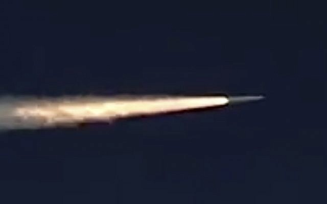 En esta foto tomada de las imágenes tomadas del sitio web oficial del Ministerio de Defensa de Rusia el domingo 11 de marzo de 2018, un misil hipersónico Kinzhal de Rusia vuela durante una prueba en el sur de Rusia (Servicio de Prensa del Ministerio de Defensa de Rusia / Foto de AP)