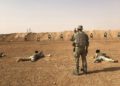 Los miembros del grupo de oposición sirio Maghawir al-Thawra reciben entrenamiento con armas de fuego de los soldados de las Fuerzas Especiales del Ejército de los EE. UU. En el puesto militar de al-Tanf en el sur de Siria el 22 de octubre de 2018. (AP / Lolita Baldor)