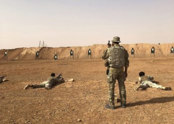 Los miembros del grupo de oposición sirio Maghawir al-Thawra reciben entrenamiento con armas de fuego de los soldados de las Fuerzas Especiales del Ejército de los EE. UU. En el puesto militar de al-Tanf en el sur de Siria el 22 de octubre de 2018. (AP / Lolita Baldor)