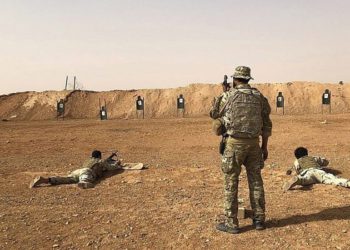 Los miembros del grupo de oposición sirio Maghawir al-Thawra reciben entrenamiento con armas de fuego de los soldados de las Fuerzas Especiales del Ejército de EE. UU. en el puesto militar de al-Tanf en el sur de Siria el 22 de octubre de 2018. (AP / Lolita Baldor)