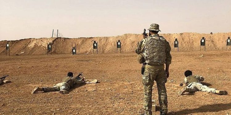 Los miembros del grupo de oposición sirio Maghawir al-Thawra reciben entrenamiento con armas de fuego de los soldados de las Fuerzas Especiales del Ejército de EE. UU. en el puesto militar de al-Tanf en el sur de Siria el 22 de octubre de 2018. (AP / Lolita Baldor)