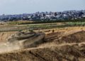 Un tanque israelí toma posición en la frontera de la Franja de Gaza, el 27 de octubre de 2018. (AP / Tsafrir Abayov)