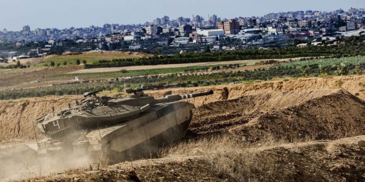Un tanque israelí toma posición en la frontera de la Franja de Gaza, el 27 de octubre de 2018. (AP / Tsafrir Abayov)