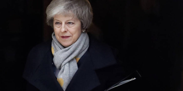 La primera ministra británica, Theresa May, deja una reunión de gabinete en Downing Street en Londres, el 15 de enero de 2019. (Foto de AP / Frank Augstein)