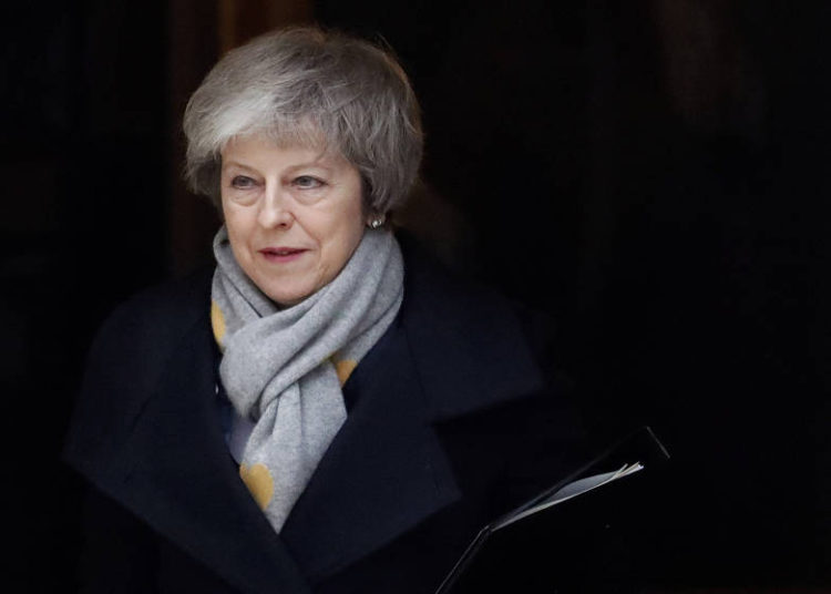 La primera ministra británica, Theresa May, deja una reunión de gabinete en Downing Street en Londres, el 15 de enero de 2019. (Foto de AP / Frank Augstein)