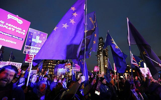 Los manifestantes pro-europeos sostienen banderas de la UE en la Plaza del Parlamento en Londres, 15 de enero de 2019. (Foto AP / Frank Augstein)