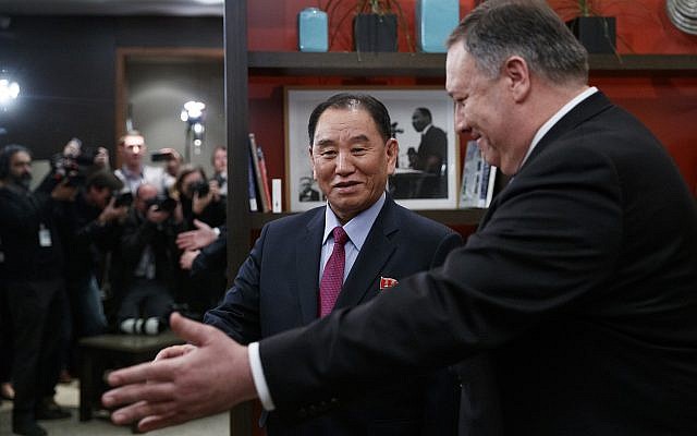 El secretario de Estado de los EE. UU., Mike Pompeo, a la derecha, y Kim Yong Chol, un alto funcionario del partido gobernante norcoreano y ex jefe de inteligencia, caminan desde una oportunidad fotográfica en el Hotel Dupont Circle en Washington, 18 de enero de 2019 (Foto AP / Carolyn Kaster)