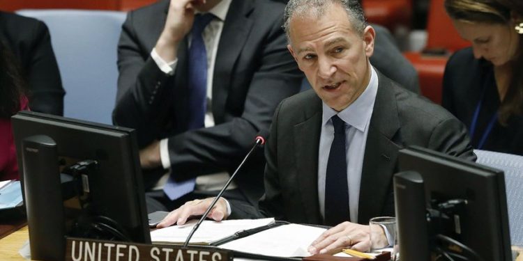 El Representante Permanente interino de los Estados Unidos, Jonathan Cohen, se dirige al Consejo de Seguridad de las Naciones Unidas, en la sede de la ONU, el 22 de enero de 2019. (Foto AP / Richard Drew)