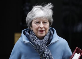 La primera ministra británica, Theresa May, deja 10 Downing Street para la Cámara de los Comunes para sus preguntas semanales de primera ministra en Londres, el 23 de enero de 2019. (Foto AP / Alastair Grant)