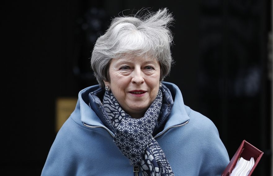 La primera ministra británica, Theresa May, deja 10 Downing Street para la Cámara de los Comunes para sus preguntas semanales de primera ministra en Londres, el 23 de enero de 2019. (Foto AP / Alastair Grant)