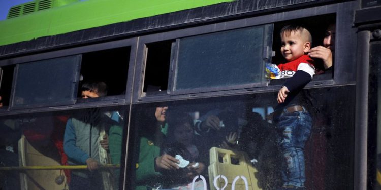 Un niño refugiado mira por la ventanilla del autobús que lo llevará de regreso a Siria, en el suburbio norteño de Bejut, Burj Hammoud, Líbano, 24 de enero de 2019. (Foto AP / Bilal Hussein)