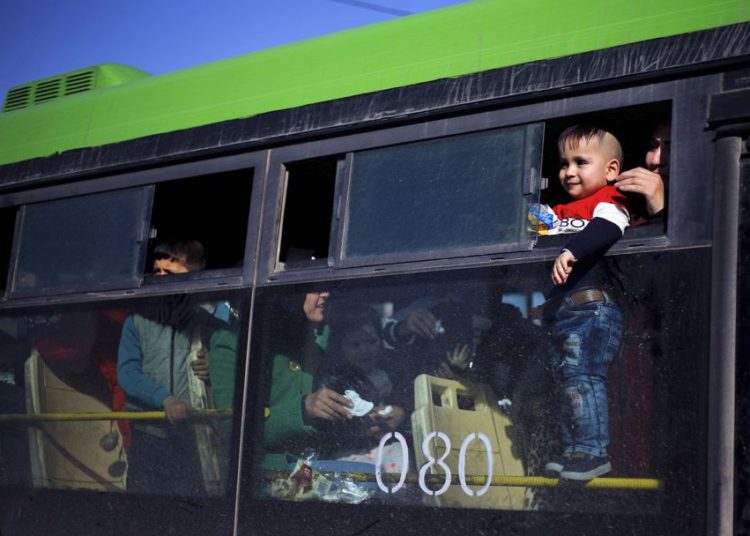 Un niño refugiado mira por la ventanilla del autobús que lo llevará de regreso a Siria, en el suburbio norteño de Bejut, Burj Hammoud, Líbano, 24 de enero de 2019. (Foto AP / Bilal Hussein)