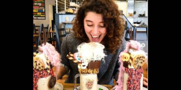 Aiia Maasarwe fotografiada en un café de Melbourne, 1 de octubre de 2018. (Instagram)