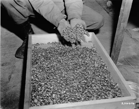 Ilustrativo: anillos de oro confiscados de prisioneros del campo de concentración de Buchenwald. (Dominio público / Wikimedia)