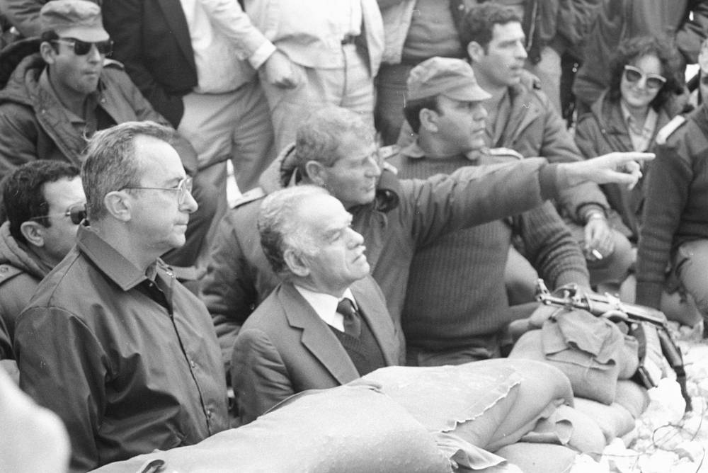 El entonces ministro de defensa Moshe Arens, a la izquierda, y el entonces primer ministro Yitzhak Shamir, en el centro, visitan un sitio militar en 1991. (Moshe Einav / Archivo FDI del Ministerio de Defensa)