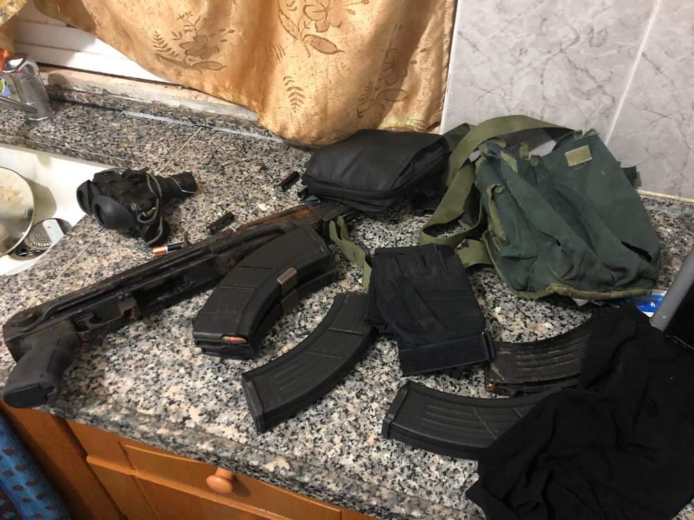 Un rifle de asalto Kalachnikov, revistas llenas de municiones y equipo de visión nocturna, que las fuerzas de seguridad israelíes creen que terrorista palestino, Asem Barghouti, planeaba usar en un ataque, encontrado durante una redada de arresto en la aldea de Kobar el 8 de enero. , 2019. (Policía de Israel)