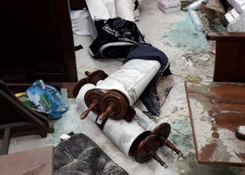 Vándalos lanzan rollos de Torá en el piso en ataque a sinagoga de Jerusalem