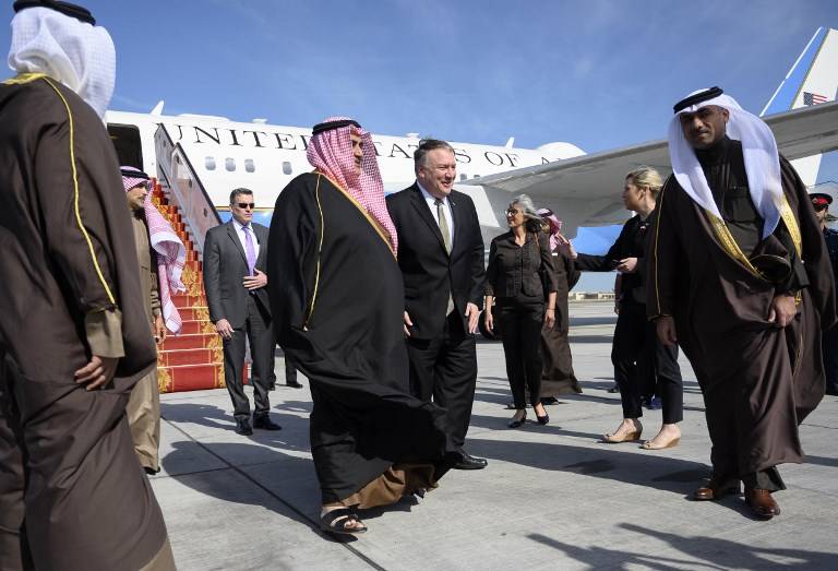 El ministro de Relaciones Exteriores de Bahrein, Khalid bin Ahmed Al Khalifa (CL), saluda al Secretario de Estado de los Estados Unidos, Mike Pompeo (CR), después de llegar al Aeropuerto Internacional de Manama en Manama el 11 de enero de 2019. (Andrew Caballero-Reynolds / Pool / AFP)