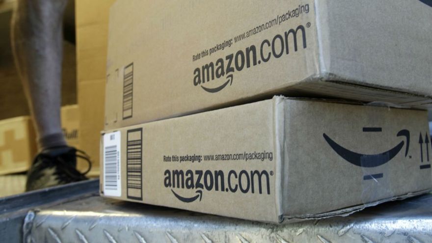 Ilustrativo: un conductor de United Parcel Service entrega paquetes de Amazon.com en Palo Alto, California, 30 de junio de 2011. (Foto AP / Paul Sakuma)