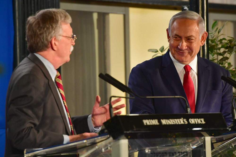 El primer ministro Benjamin Netanyahu (derecha) con el asesor de seguridad nacional de los EE. UU., John Bolton, durante una declaración a los medios de comunicación después de su reunión en Jerusalén, el 6 de enero de 2019. (Matty Stern / Embajada de EE. UU., Jerusalén)