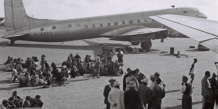 Judíos de Aden, Yemen, en espera de ser evacuados a Israel el 1 de noviembre de 1949. (GPO / Dominio público