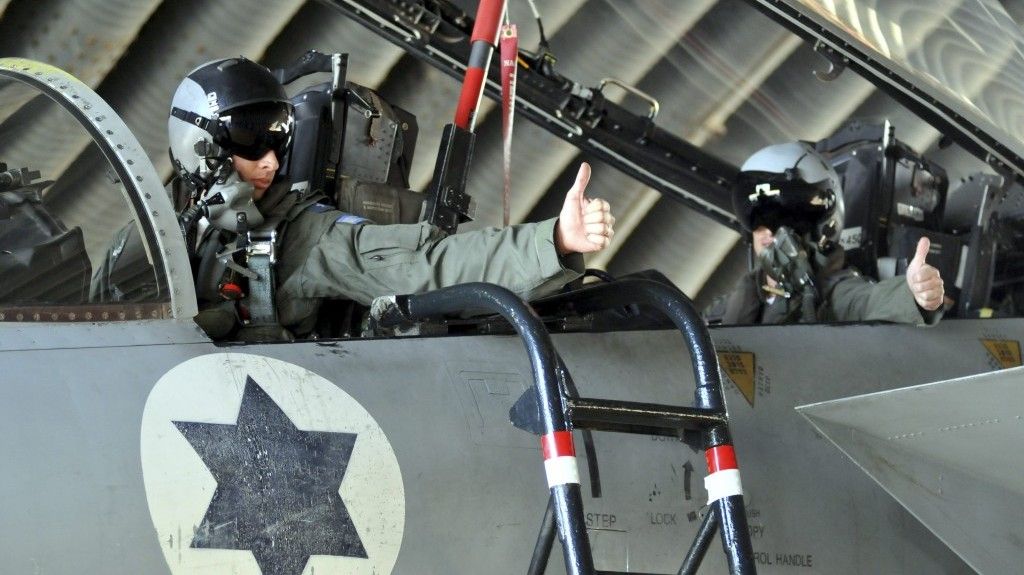 Pilotos israelíes en la cabina de un avión de combate F-15 en una base de la Fuerza Aérea israelí. (Yossi Zeliger / Flash 90)