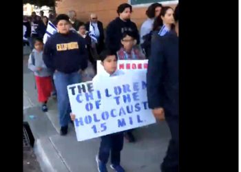 Miembros del Templo de la Iglesia de Jesucristo en Filadelfia en Salinas, California, marchan el 27 de enero de 2019 para conmemorar el Día Internacional de Conmemoración del Holocausto (Captura de pantalla / Twitter)