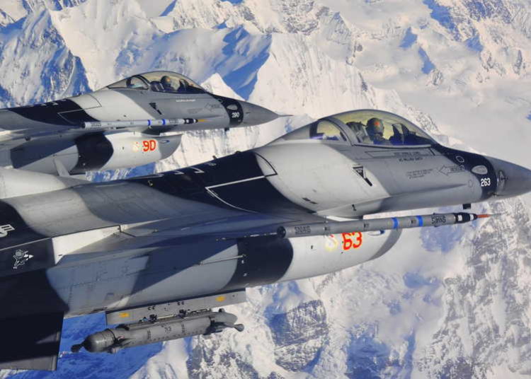 Cómo el F-22 y el F-35 hacen del F-16 un auténtico aniquilador