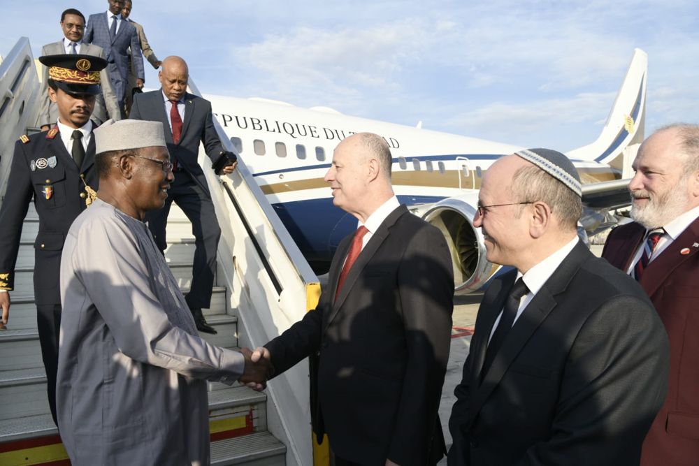 El Presidente Idriss Deby de Chad (L) es recibido en el aeropuerto Ben Gurion por el Ministro de Cooperación Regional Tzachi Hanegbi (C) y el Asesor de Seguridad Nacional Meir Ben Shabbat, 25 de noviembre de 2018. (Avi Hayon / Ministerio de Relaciones Exteriores)