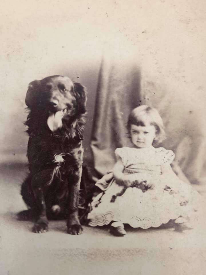 Cicely y Hector el perro - Cicely era la nieta de Lord George Hill y Cassandra Jane Knight. Cicely era una tatarabuela de Jane Austen. (Renee Ghert-Zand / The Times Of Israel, © Karen Ievers)