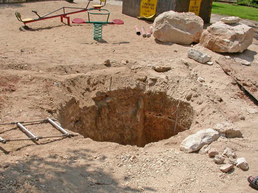 Sobre la superficie de una cisterna de la era bizantina encontrada bajo un patio de recreo en el vecindario Katamon de Jerusalén, fotografiada en 2005. (Ofer Cohen, cortesía de IAA)