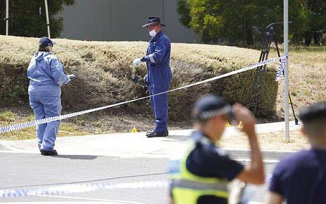 Los investigadores de la policía trabajan en la escena el 16 de enero de 2019, donde se encontró el cuerpo de la estudiante israelí Aiia Maasarwe en Melbourne, Australia. (Stefan Postles / Imagen AAP vía AP)