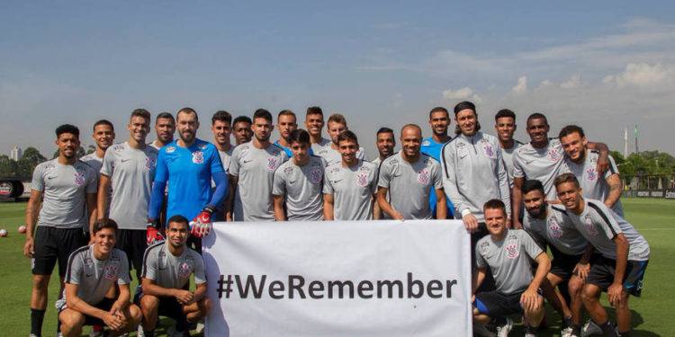 Equipo de fútbol de Brasil busca crear conciencia sobre el Holocausto
