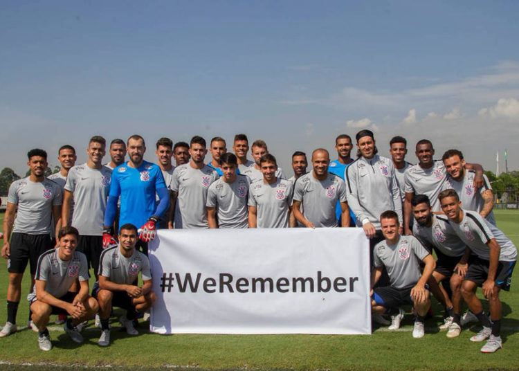 Equipo de fútbol de Brasil busca crear conciencia sobre el Holocausto