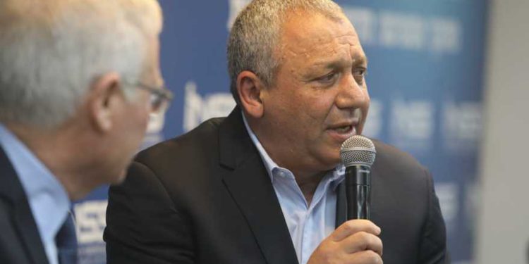 El ex jefe de personal de las FDI Gadi Eisenkot, a la derecha, es entrevistado por Amos Yadlin en la conferencia anual del Instituto de Estudios de Seguridad Nacional en Tel Aviv el 27 de enero de 2019. (INSS)