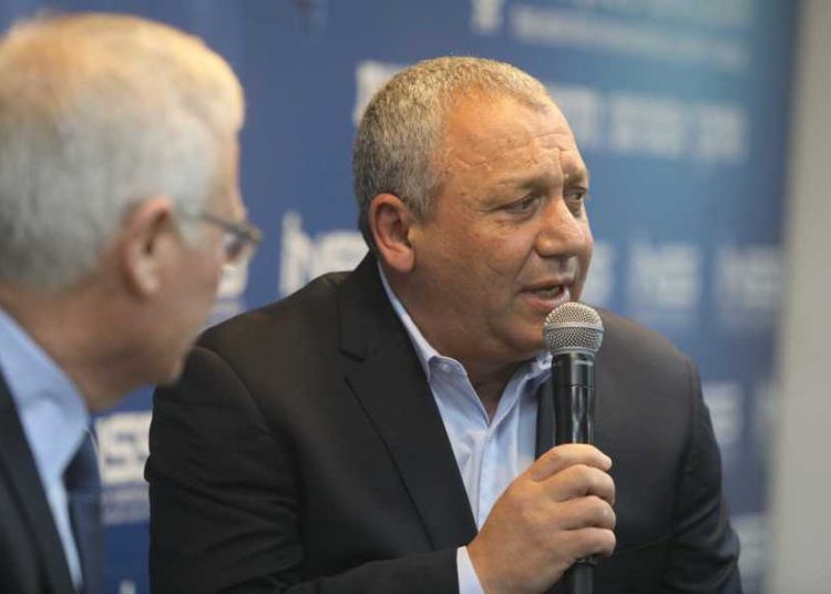 El ex jefe de personal de las FDI Gadi Eisenkot, a la derecha, es entrevistado por Amos Yadlin en la conferencia anual del Instituto de Estudios de Seguridad Nacional en Tel Aviv el 27 de enero de 2019. (INSS)