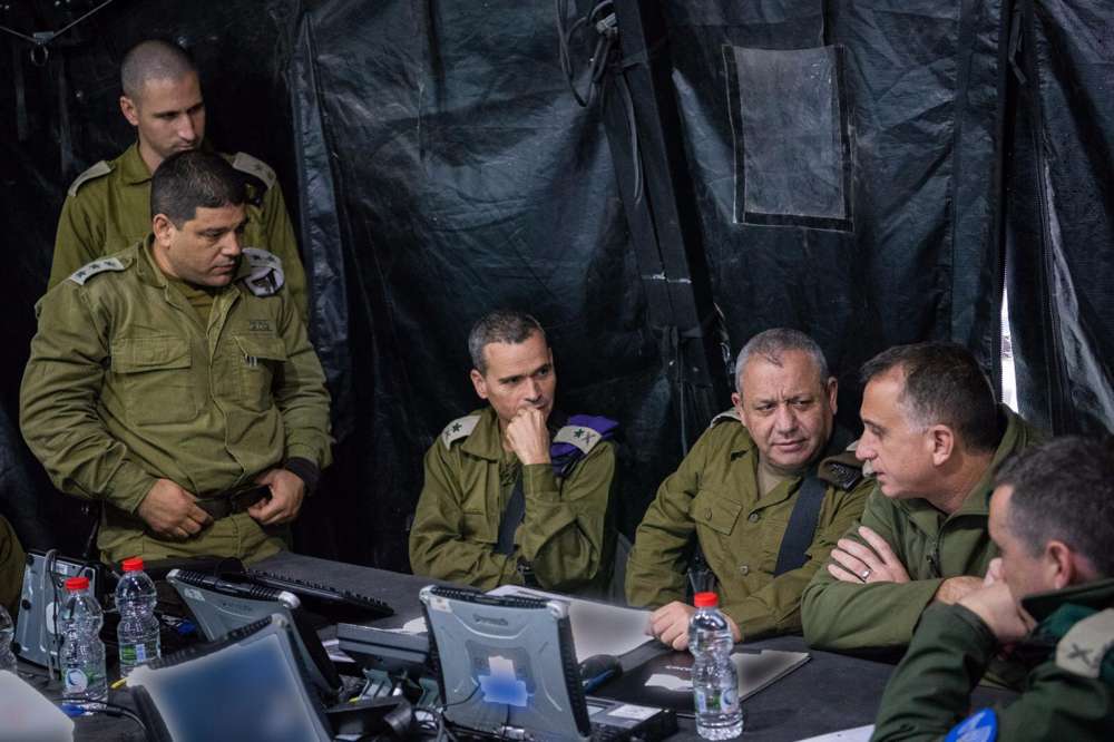 Desde la derecha, el jefe de Inteligencia Militar Tamir Hyman, a la derecha, el Jefe de Estado Mayor de las FDI Gadi Eisenkot, jefe del Comando Norte de las FDI Yoel Strick visitó a los soldados que buscaban túneles de ataque de Hezbolá en la frontera israelí-libanesa el 4 de diciembre de 2018. (Fuerzas de Defensa de Israel)