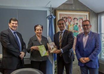 Embajador de Portugal en Argentina donó libros de Aristides de Sousa Mendes a Biblioteca Nacional