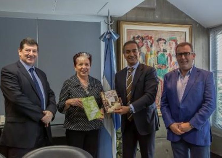 Embajador de Portugal en Argentina donó libros de Aristides de Sousa Mendes a Biblioteca Nacional