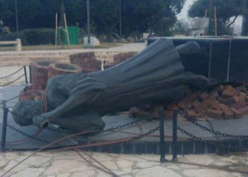 Vándalos derriban monumento del Holocausto hecho por sobreviviente de Auschwitz