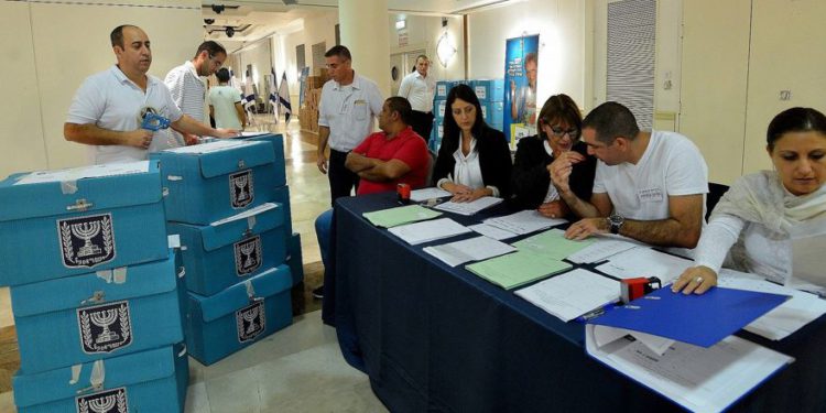 Las urnas llenas de votos de las elecciones municipales de todo el país se llevan a la sede del Comité Central de Elecciones para su conteo, 22 de octubre de 2013. (Yossi Zeliger / Flash90)