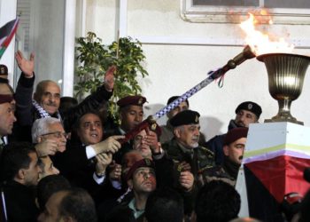 El presidente de la Autoridad Palestina, Mahmoud Abbas, enciende una antorcha conmemorativa en Ramallah el martes temprano. (Crédito de la foto: Hadas Parush / Flash90)